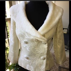 3/4 sleeves. I noticed a couple of snags on the sleeves. Reflected in price.